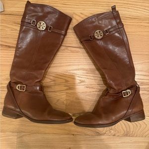 Tory burch tall riding boots in camel brown color with gold emblem